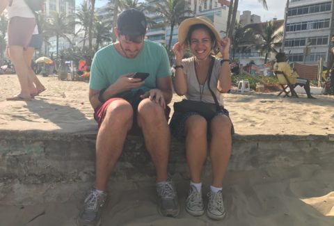 Brandon Stanton e Carolina na praia de Ipanema