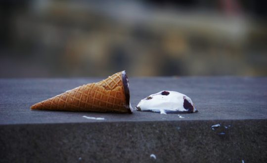 sorvete caído no chão