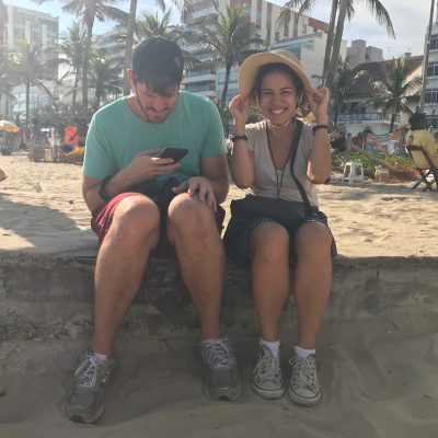 Brandon Stanton e Carolina na praia de Ipanema
